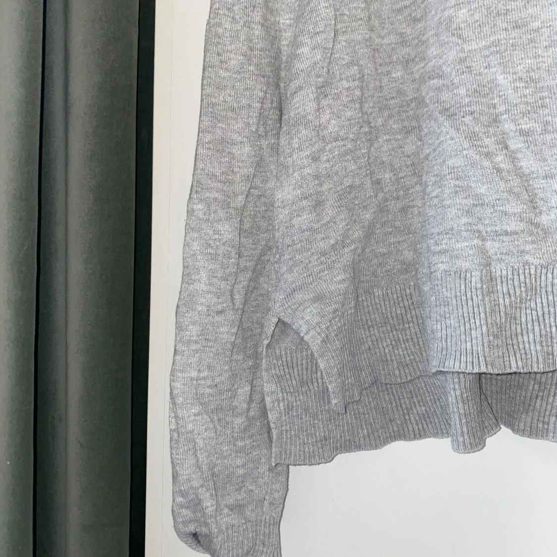 Grå stickad tröja - 1