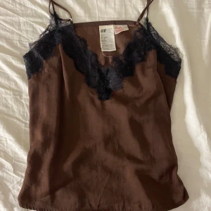 Supersnygg spetstopp😊❤️ - Jättefin brun spets topp från hm, sparsamt använd och har inga defekter eller något. Kontakta mig om övriga frågor❤️🫶🏻