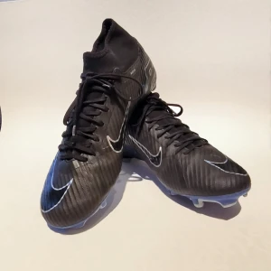 Svarta fotbollsskor från Nike - NIKE AIR ZOOM MERCURIAL SUPERFLY 9 ACADEMY. Nya kostade 1100 mycket bra skick.
