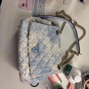 Blå och vit axelväska från Guess - Så unik och snygg väska från guess💕aldrig använd och kvitto finns