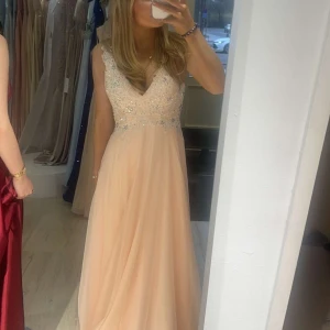 Balklänning  - Super fin balklänning utan några defekter. Den är ljus rosa med paljetter. Jag har kortat ner klänningen så den passar på 165 längden. Köpt för 3500 i butiken