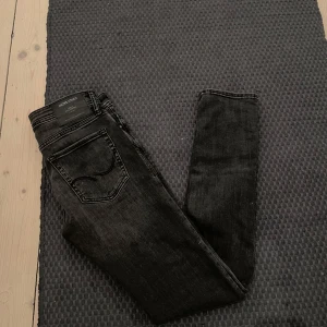 Jack and Jones jeans  - Säljer mina mörkgråa Jack and Jones slim fit jeans i storlek 29-32 ny skick köpta för runt 699 mitt pris 449 går att diskutera