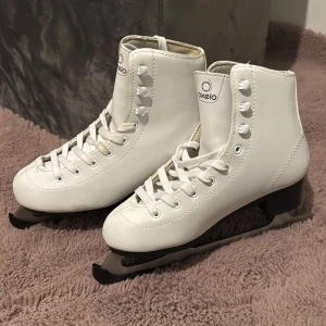 Vita skridskor från Oxelo - Säljer ett par vita skridskor från Oxelo i storlek 37. De har klassisk snörning och en stabil svart klack. Perfekta för vinterns isäventyr! Säljer för att dem passar inte