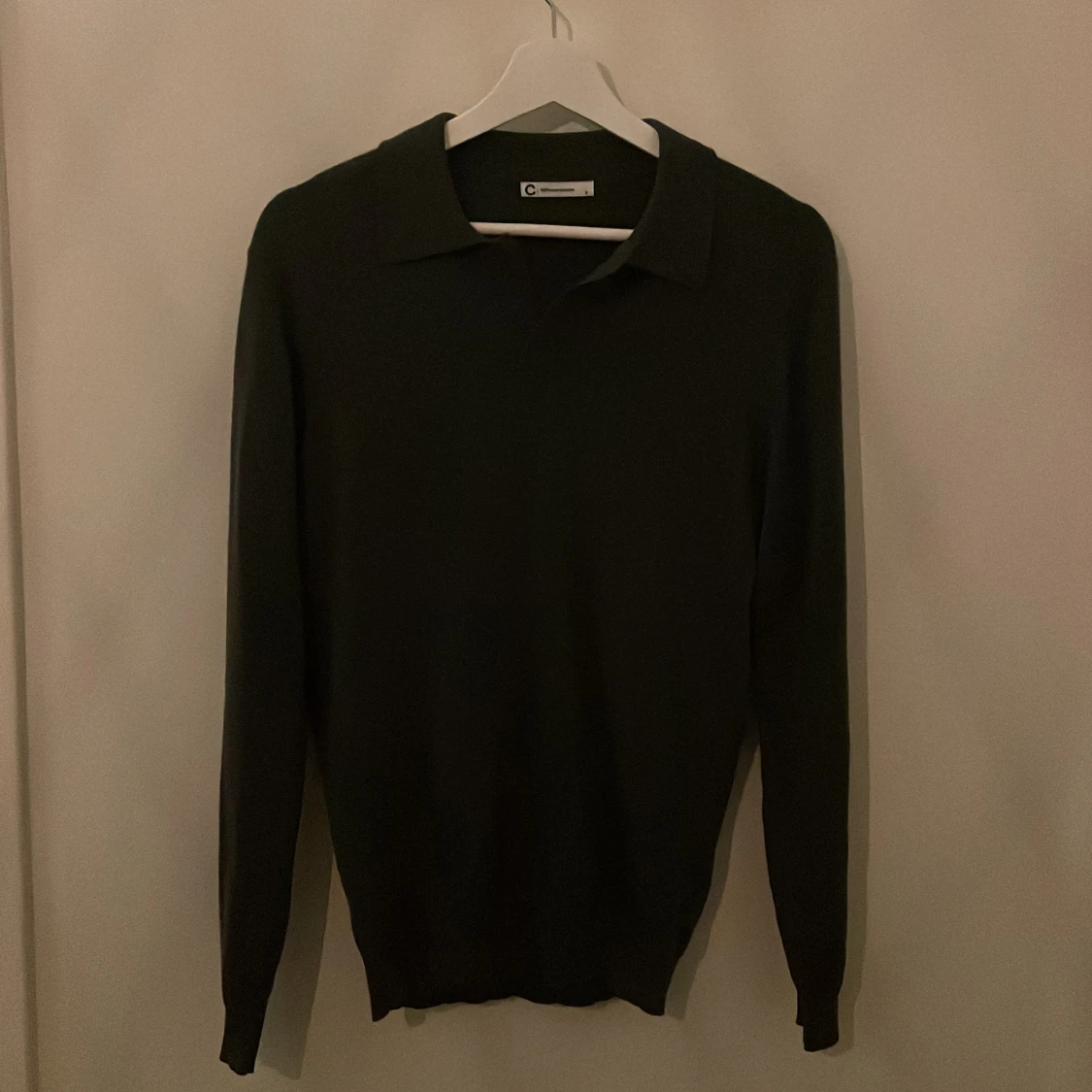 Mörkgrå pikétröja i merinoull