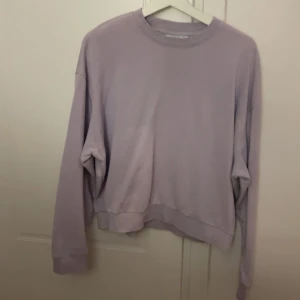 Ljuslila sweatshirt - Använd några gånger men i bra skick. Storlek S. Weekday