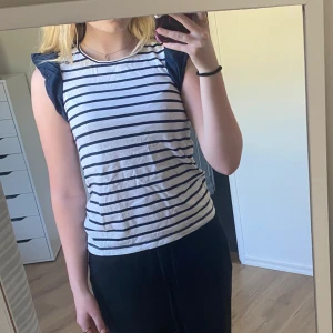 Randig topp - Knappt använd. Står ingen storlek men skulle säga att den är en xs.