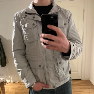 Fieldjacka Milestone - Säljer denna sjukt snygga fieldjackan från Milestone⭐️ Jackan har inga defekter och är som ny🙌✅ Storleken är M och den sitter riktigt bra🙌🍁Jackan är perfekt nu till våren och passformen är grym👌Tveka inte på att höra av dig vid minsta fråga eller fundering🤝⭐️