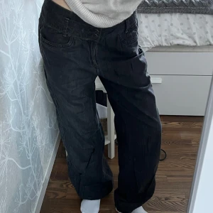 Jeans - Säljer ett par svarta denimbyxor med knappgylf och femficksdesign. Väldigt snygga byxorna som har en loose passform☺️