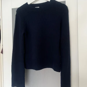 Mörkblå tröja från H&M - Stickad marinblå tröja från HM💕