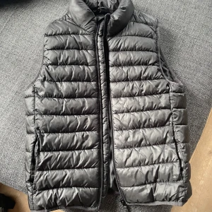 Svart väst - Så fin utan vidare/synliga/upptäckta defekter!!🤗 Västen köptes i barnstorlek men passar otroligt många olika storlekar, jag brukar bära storlek XS/S (den passar mig perfekt) men passade mig bra när jag köpte den som yngre!! Passar storlekar från 150 cm-S  skulle jag säga.