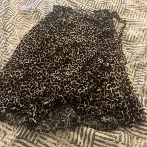 Leopardmönstrad kjol från Lindex - Snygg leopardmönstrad kjol från Lindex med volangdetaljer. Skulle söga att det ungefär är en storlek s fast de står 146/152
