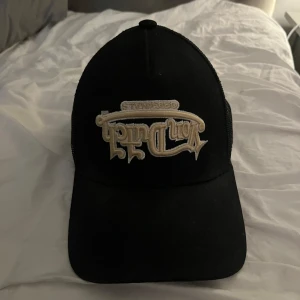 Svart och gul von dutch keps! - Svart von dutch keps med gult tryck! Bara använd ett fåtal gånger och är i mycket bra skick! Storleken är även justerbar.