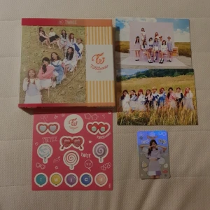 TWICEcoaster: Lane 1 Album - Säljer TWICEcoaster: Lane 1 album med färgglada klistermärken och Tzuyu hologram photocard. Albumet har en livfull design med gruppbilder av TWICE i olika miljöer. Perfekt för fans av K-pop och samlare av TWICE memorabilia.