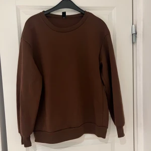 Brun tröja från SHEIN - Säljer en enkel brun tröja från SHEIN. Tröjan har långa ärmar och en rund halsringning, perfekt för en avslappnad look. Passar bra till både jeans och kjol. Är lite sliten.