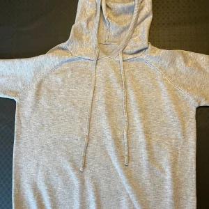 Grå merinoull hoodie - Säljer denna feta merinoull hoodie i storleken S då den är för liten för mig. Tröjan är i bra skick och har inga slitningar eller defekter. Hör av dig vid frågor!