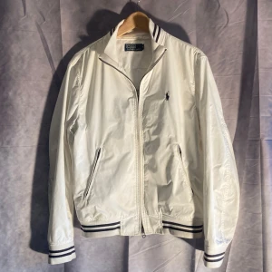 Ralph Lauren jacka  - Skitsnygg vit bomberjacka från Polo Ralph Lauren. Passar mellan 165-175cm.