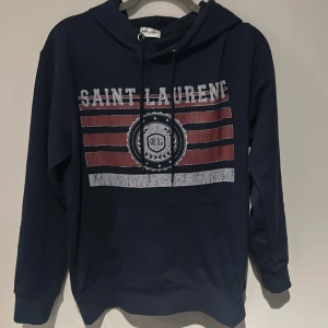 Saint Laurent Hoodie - Säljer en riktigt snygg och sällsynt hoodie från Saint Laurent. Riktigt bra skick och knappt använd💫