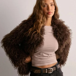 Slutsåld! - Luxe Fur Jacket - XS - Brun pälsjacka - Jättefin pälsjacka i fuskpäls från Nelly.com. Medeltjock i materialet, mer en vårjacka / höstjacka än vinterjacka. Helt ny med prislapp kvar, endast testad! Brun, Storlek XS, passar storlek S också, ganska oversize i storleken. Slutsåld! 