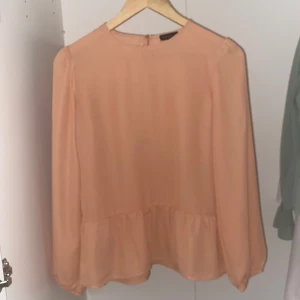 Rosa blusar  -  Jag säljer en helt ny och jättefint classic och elegant blusar 😊