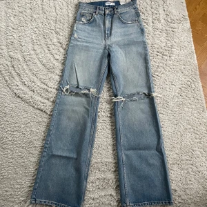 Jeans  - Ett par vida jeans från Pull&Bear storlek 34. Kommer inte till användning längre, pris går att diskuteras 🤍