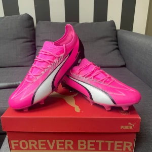 Rosa fotbollsskor från Puma - Snygga rosa fotbollsskor från Puma med vit och svart detaljering. Svåra att hitta i nuläget och har aldrig används. Nypris 2500kr stl 42. Pris går att diskutera… 