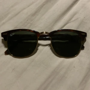 Ray-ban clubmaster glasögon - Säljer nu mina riktigt feta rayban clubmaster glasögon, toppen skick inte använda så mycket😉 9/10 i skick och inte en enda repa, skriv om ni är intresserade eller undrar något, Bra pris vid snabb affär💫