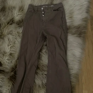 Bruna Jeans - Hög midjade jeans 