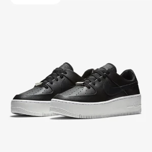Nike air force  - Nike air force svarta. Storlek 39. Skriv om ni vill ha fler bilder eller undrar om skick🥰 