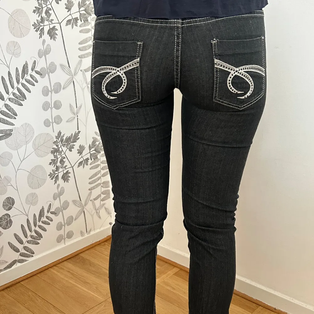 Lågmidjade skinny jeans  Midjemått: 39x3 cm Innebenslängd : 78cm. Jeans & Byxor.