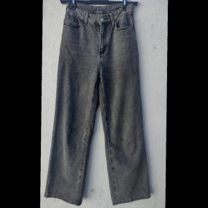 Grå jeans från shien  - Utsvängda grå jeans, i bra skick, säljs på grund av att de blivit små. 