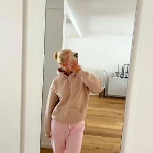 Mysig hoodie från bikbok - Beige mysig hoodie i storlek xs💕hoodien är i bra skick!! Du står för frakten😋