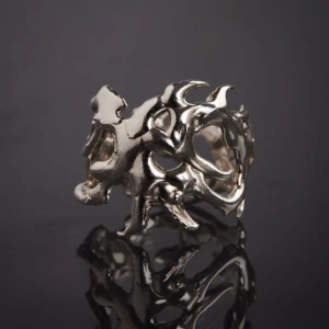 Sterling silver ring 925  - Handgjord sterling silver 925 ring. Finns i ringstorlek US 7,5 (medium). Följ mig på insta @arto00o för att se mer av mina smycken. Unik upplaga.