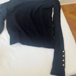Zara tröja  - Säljer en zara tröja. Säljer den för att den inte har kommit till användning!
