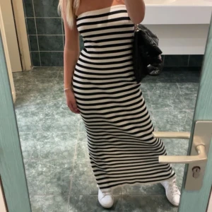 Bandeau klänning - Säljer denna fina bandeau klänning från bershka. Bra skick och sällan använd. Perfekt till vår sommar och höst❤️