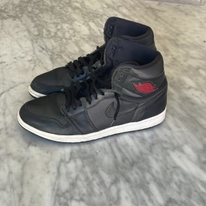 Jordan 1 retro high satin gym red - Den har använts totalt 7 gånger, den är lite sliten vid snörena, 