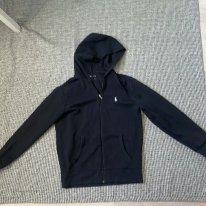 Polo raulph lauren hoodie -  Hoodien är i ok skick och har använts ett tag. Den är 170/92a i storlek, skriv för mer information.