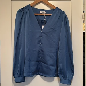 Blus från VILA - Helt ny blus från VILA i storlek 38.