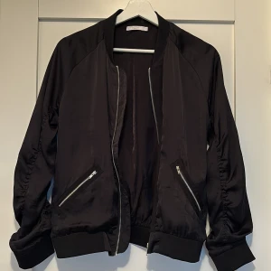 Tunn jacka från Wera - Jättefin tunn jacka från Åhléns WERA, lite glansig i tyget. Storlek 34.