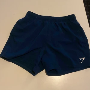 Gymshark shorts - Säljer nu dessa gymshark shorts som är i bra skick 🌊☀️shortsen är i storlek s och är i tyg/träningsmaterial. Passar mig bra som 179cm och väger 62kg. 