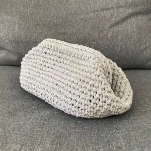 Ljusgrå clutch - Handvirkad clutch i återvunnet bomull, innermått ca 22x17cm! Finns fler färger bland mina andra annonser!