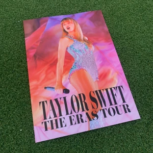 Taylor Swift  - Väldigt fint affisch som du kan ha i ditt rum och affischen är 50x70 cm och gjort av hög kvalitet papper. Skriv till mig om du är intresserad av affisch eller har några frågor.