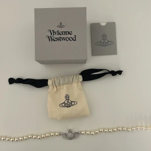 Vivienne westwood - Så snygg halsband i nyskick! Köpt för ca 2300kr på hemsidan.🩷