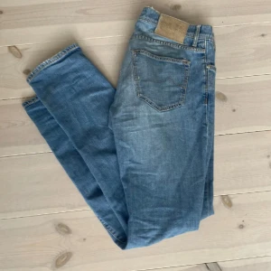 Jacob cohen jeans - Säljer ett par snygga blå jeansbyxor. De är i bra skick och har en klassisk femficksdesign med en knapp och dragkedja framtill. Perfekta för vardagsbruk och kan matchas med nästan vad som helst. Passar både till skolan och fritiden.