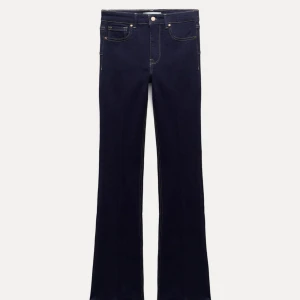 Mörkblåa jeans - Mörkblåa jeans från zara som är midwaist, använda max 3 ggr❤️