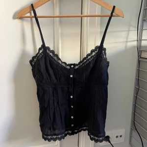 Topp - Svart topp från zara🖤🖤💜saknar en knapp! Annars som ny!