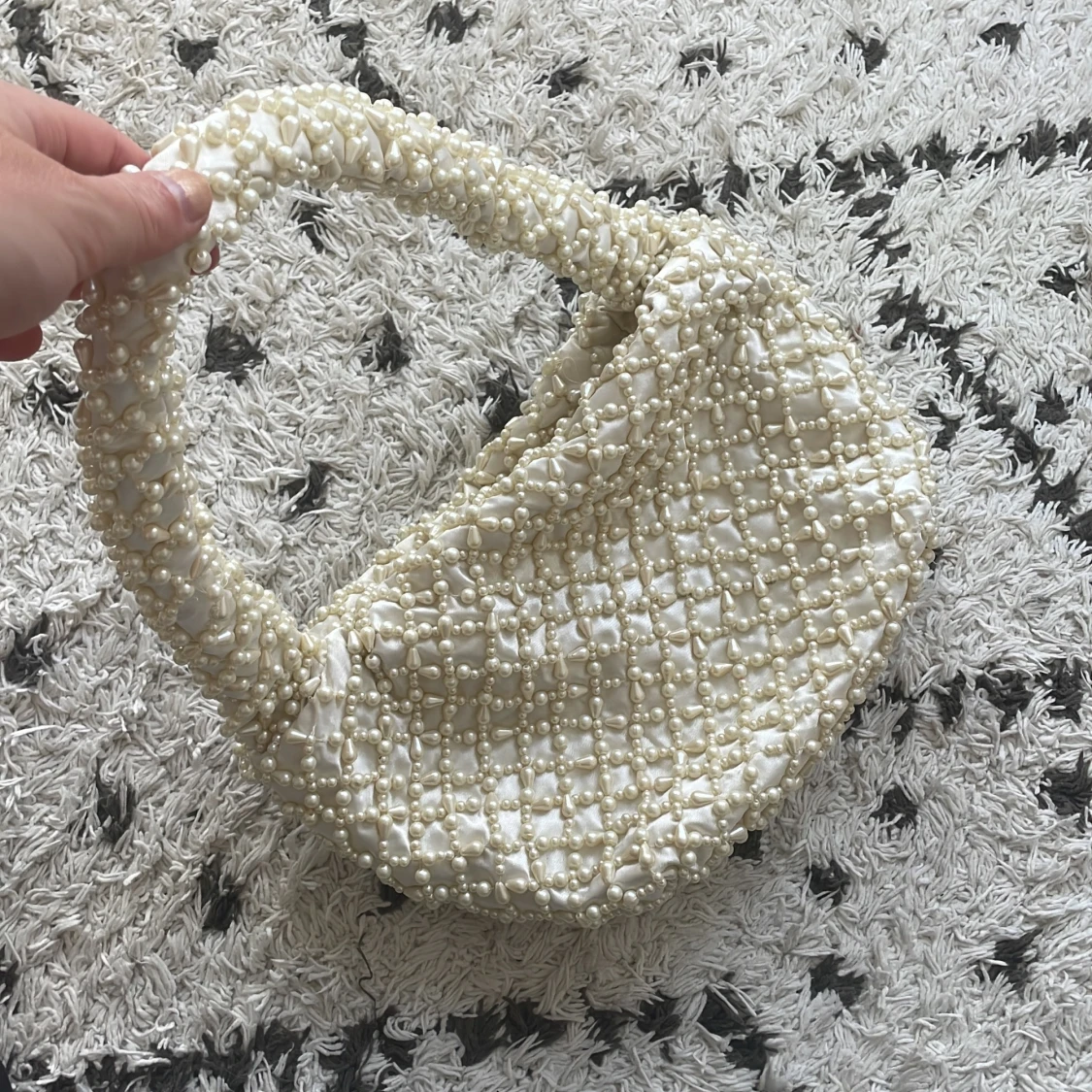 Vit handväska med pärlor - 90