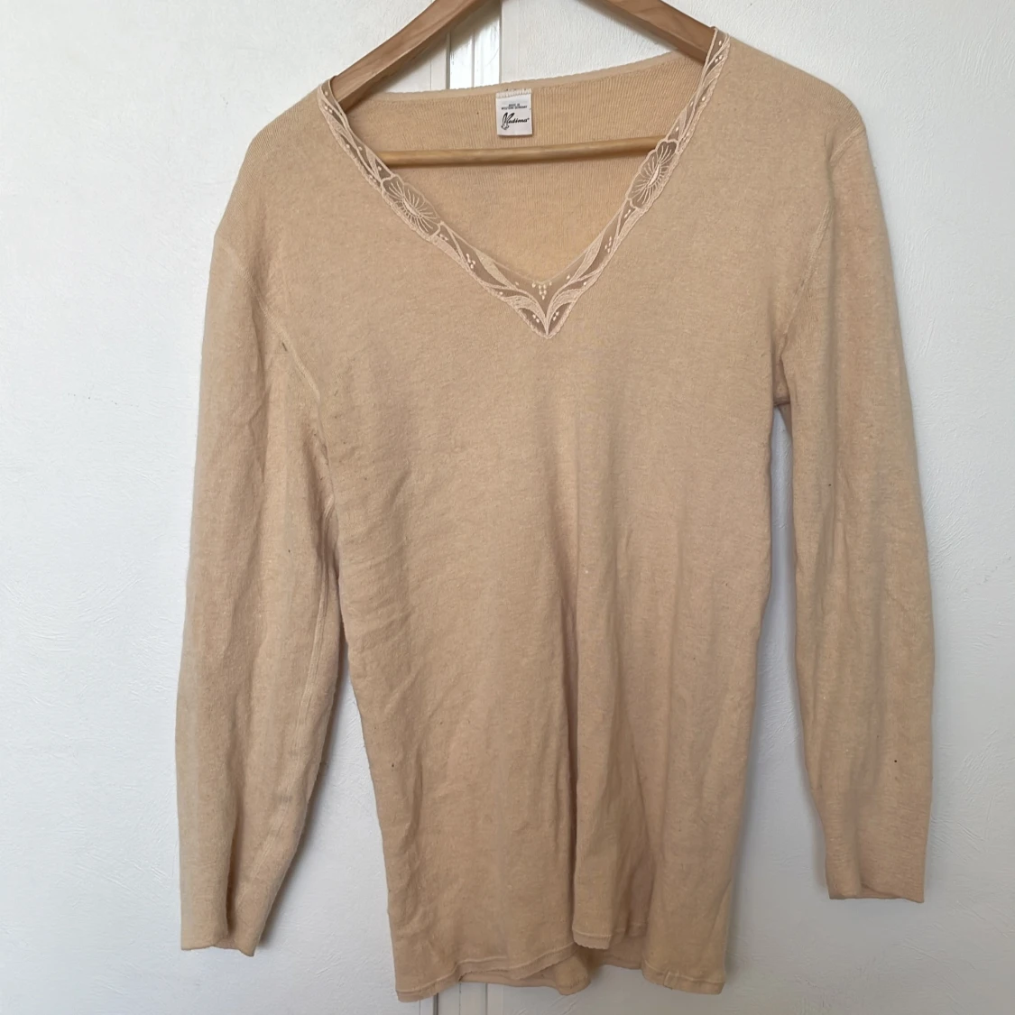 Säljer en beige långärmad tröja med spets, det står ingen storlek men skulle säga passar S/M