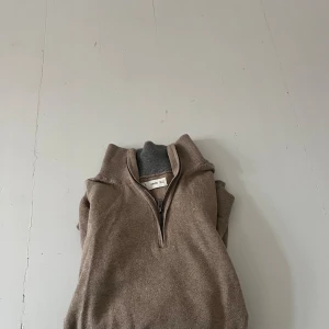 Halv zip tröja från Mango  - En nice halv zip tröja från mango som jag använde för länge sedan den är i jätte bra skick och har inga slitningar eller hål 