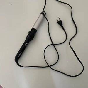 BaByliss locktång  - BaByliss locktång Säljer då jag själv inte lockar med locktång. Tyvärr har förpackningen för den här produkten gått sönder så har ej förpackningen för locktången.