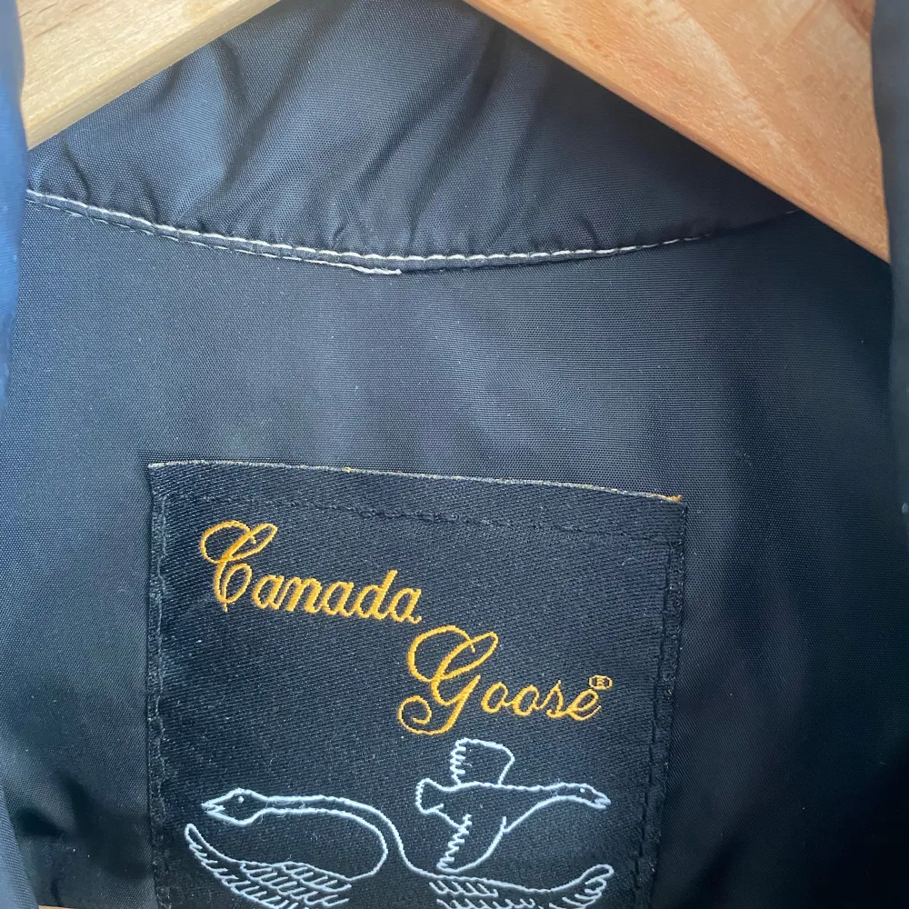 Tvär fet canada goose väst skit bra skick nästan helt ny. 699kr. Jackor.